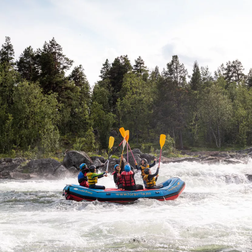 Ha det gøy med hele gjengen og rafting på elva. På Geilo kan du bestille en dag med rafting.